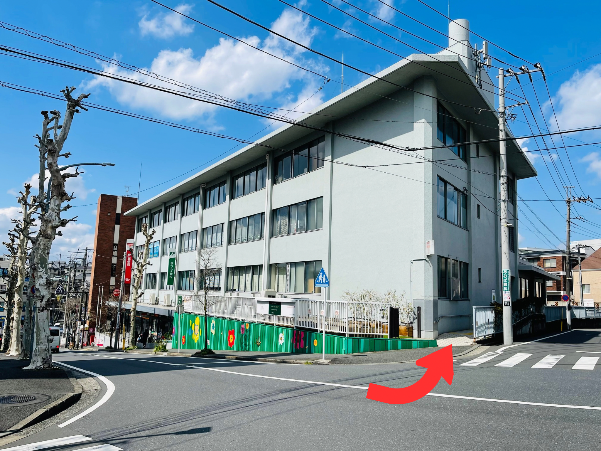 青葉台駅からの道順 ステップ6：坂を上がりスロープを進む